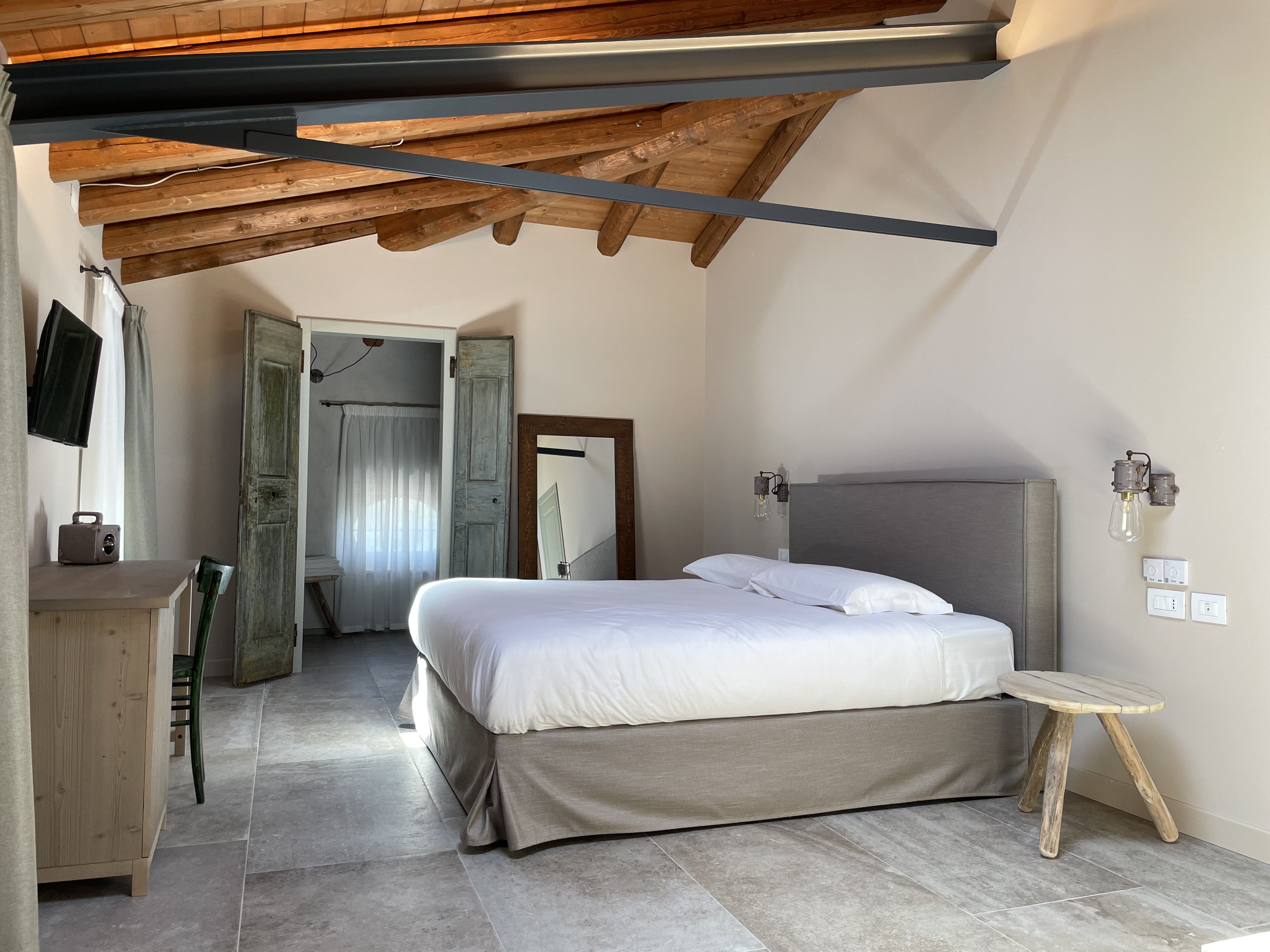 Borgo Gradis'ciutta — camera con travi originali a vista