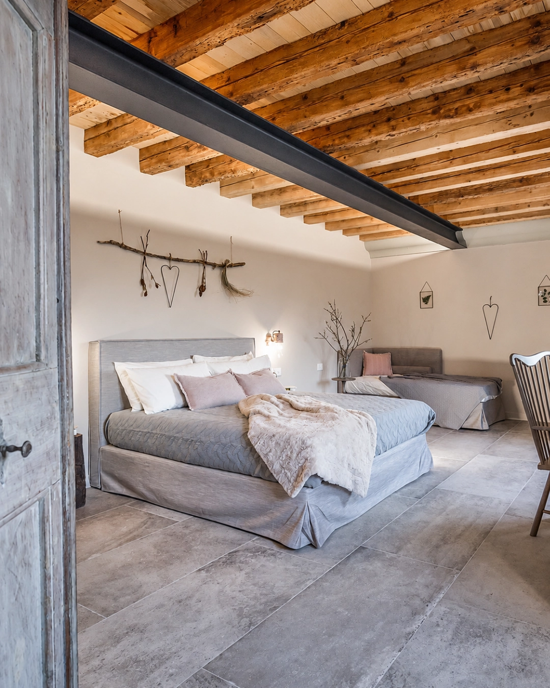 Borgo Gradis'ciutta — camera con travi originali a vista e porta d'epoca
