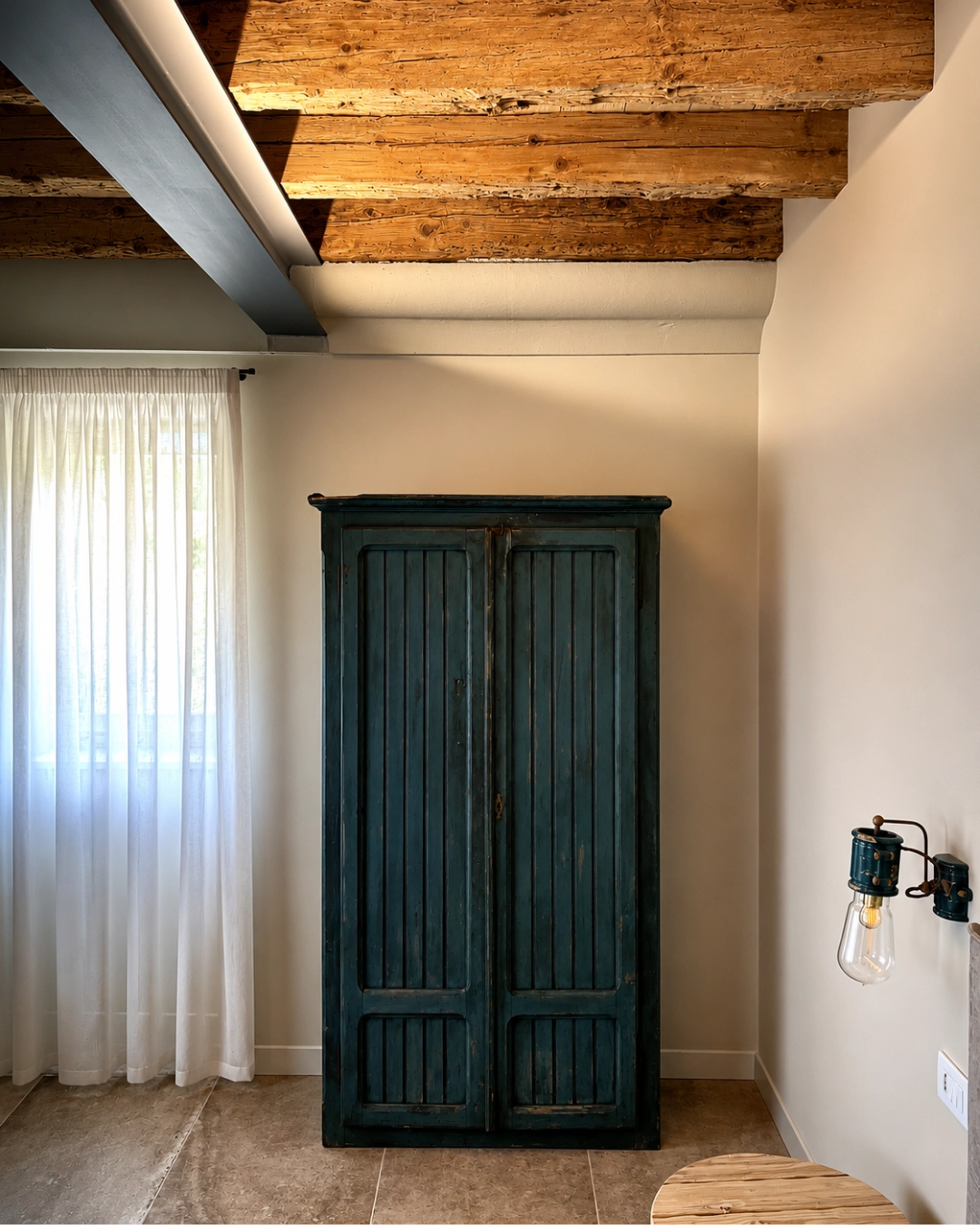 Armadio in legno trattato con travi originali a vista