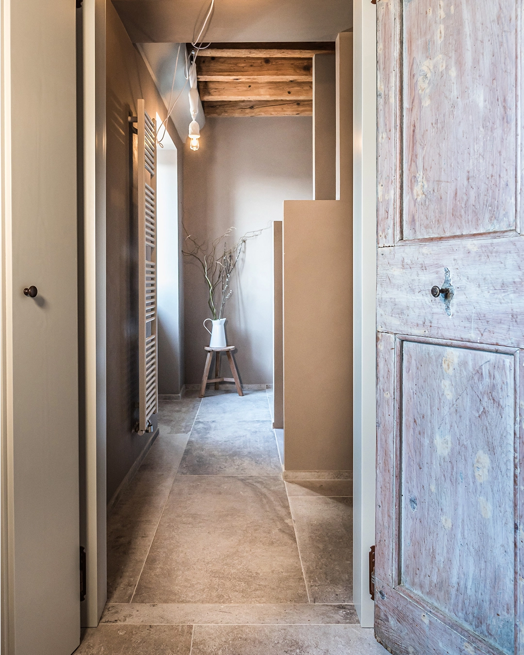 Porta d'epoca recuperata come accesso al bagno