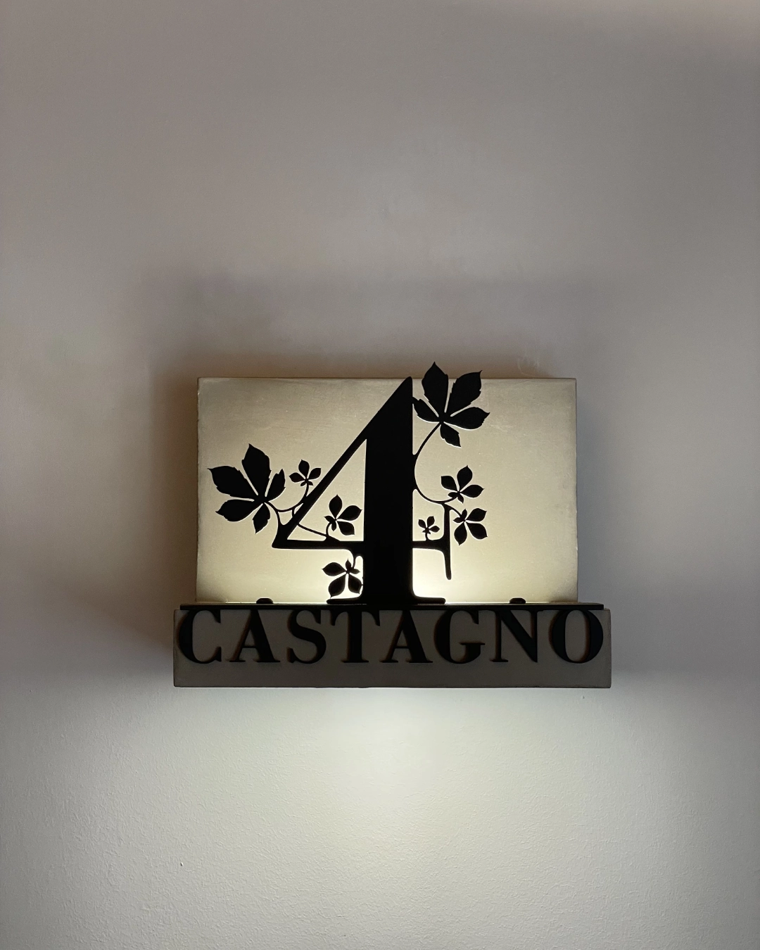 Lampada segnaletica camera Castagno — incisione laser su lamiera con foglie