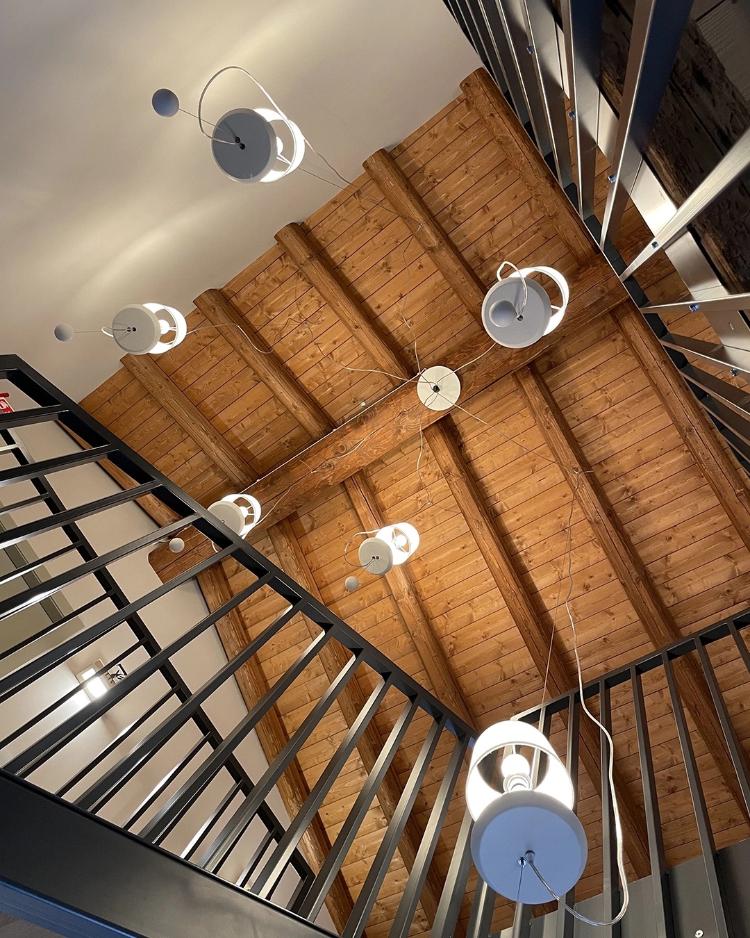 Installazione Karman su misura nel vano scala — otto lampade a sospensione