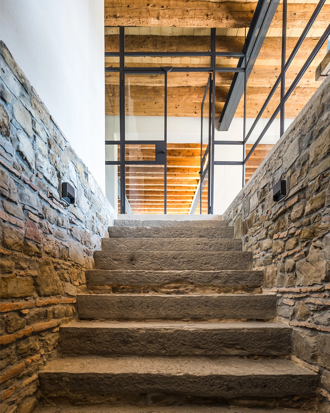 Scala in pietra originale con vetrata in ferro su misura