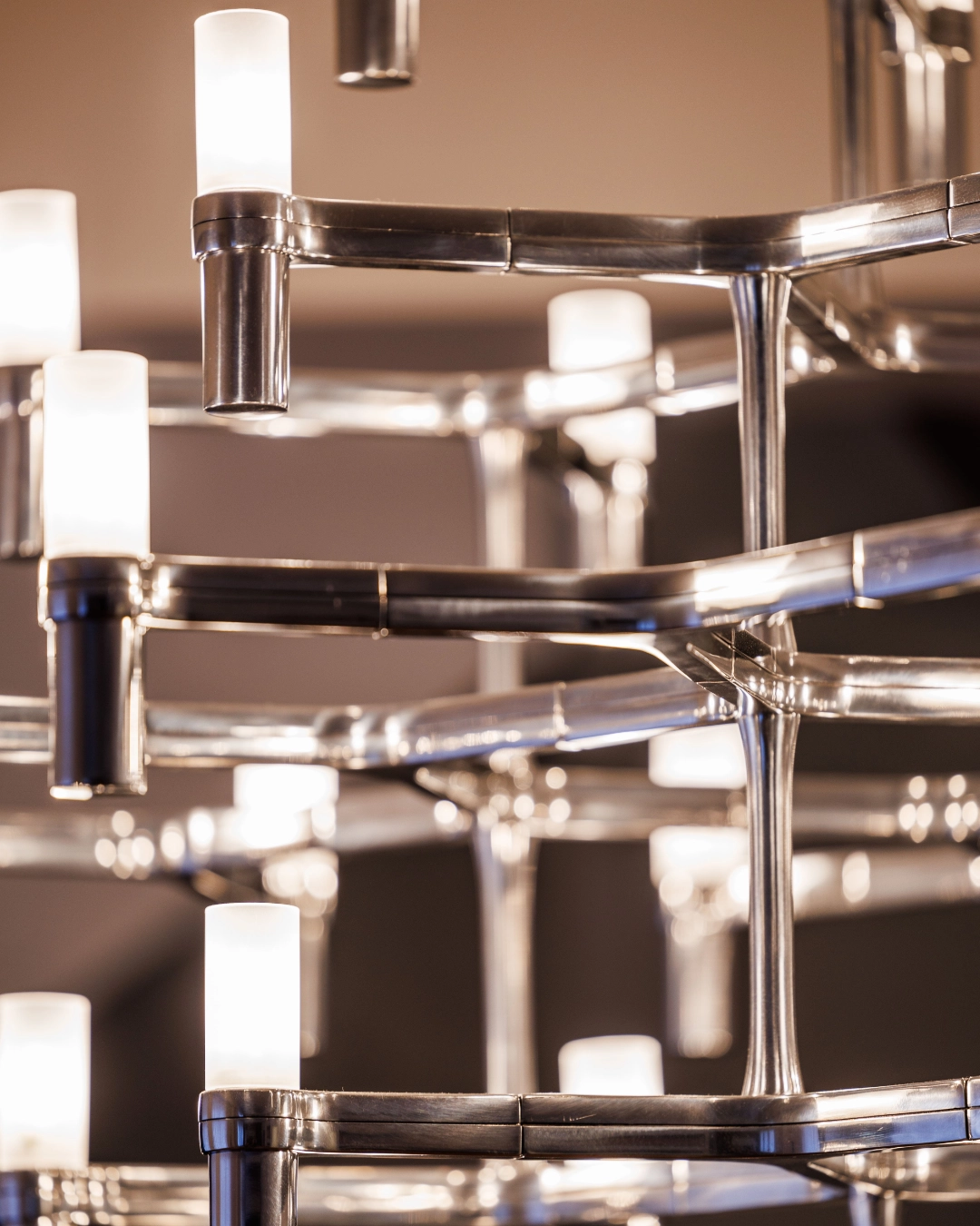 Dettaglio lampadario design cromato