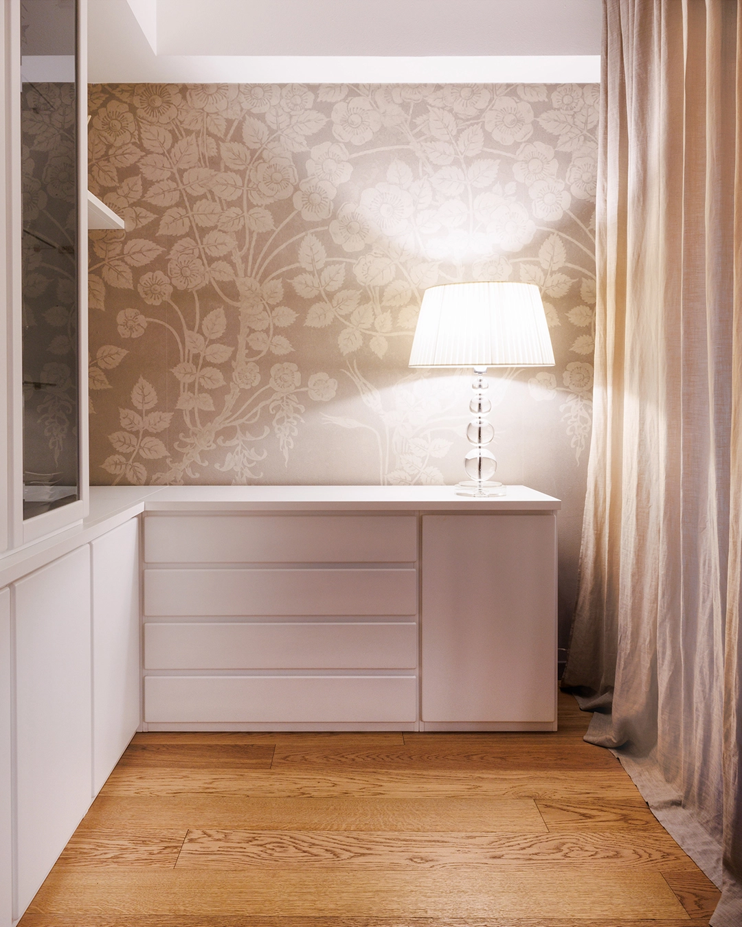 Camera da letto con carta da parati floreale e lampada in cristallo