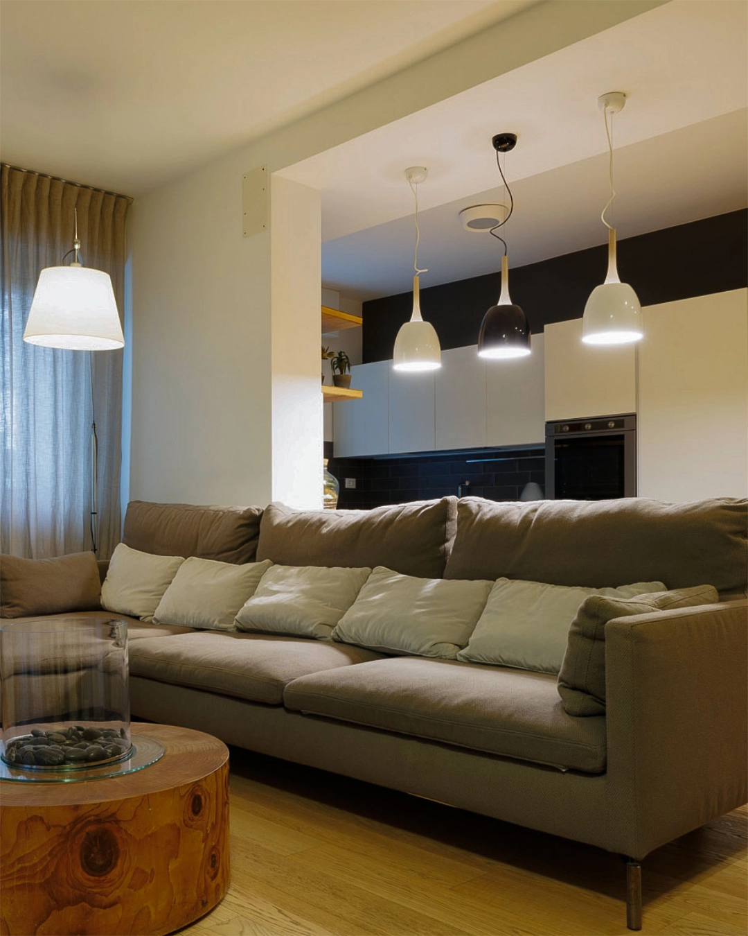 Progetto CP — living con lampade a sospensione