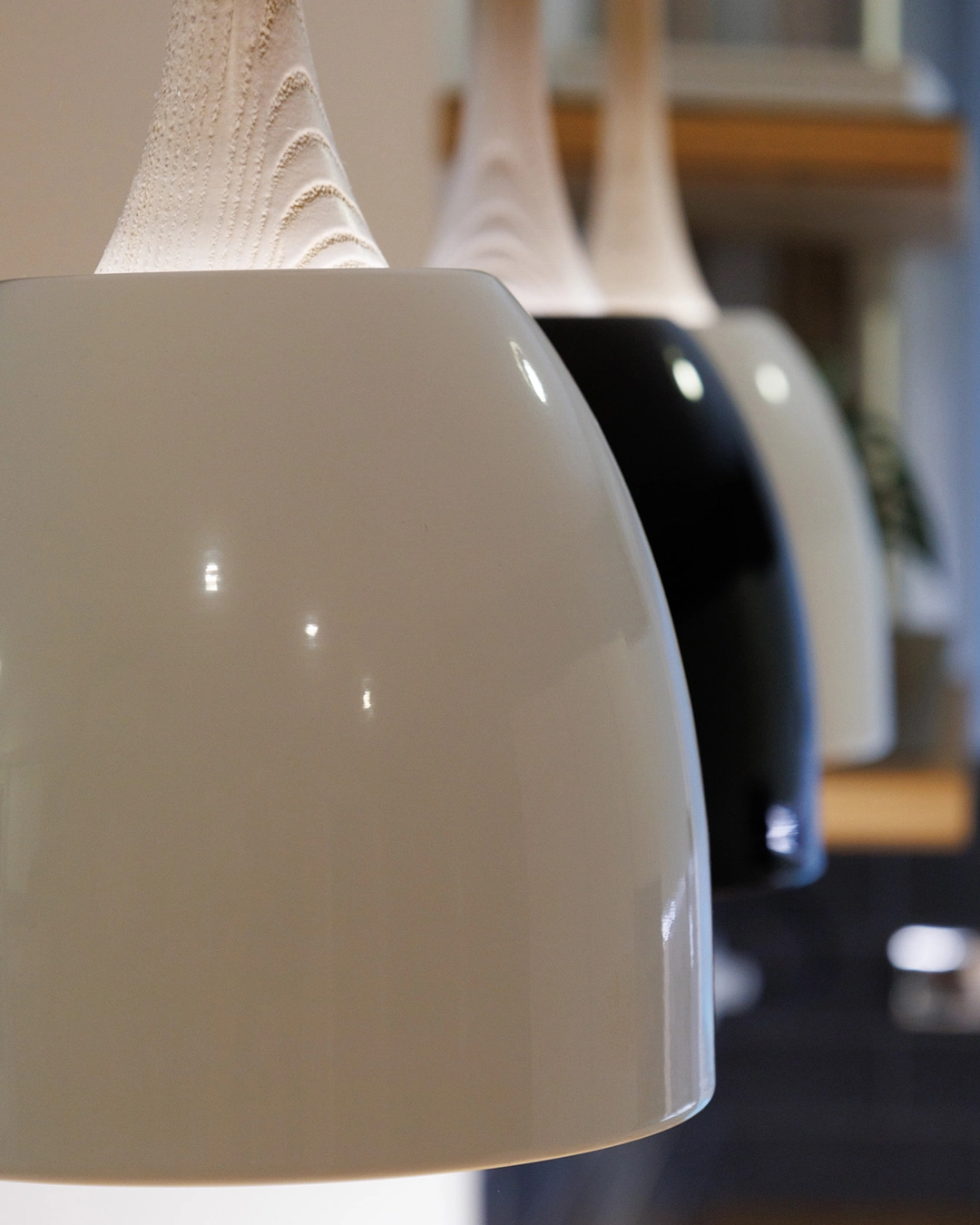 Dettaglio lampade a sospensione — equilibrio legno e design urbano