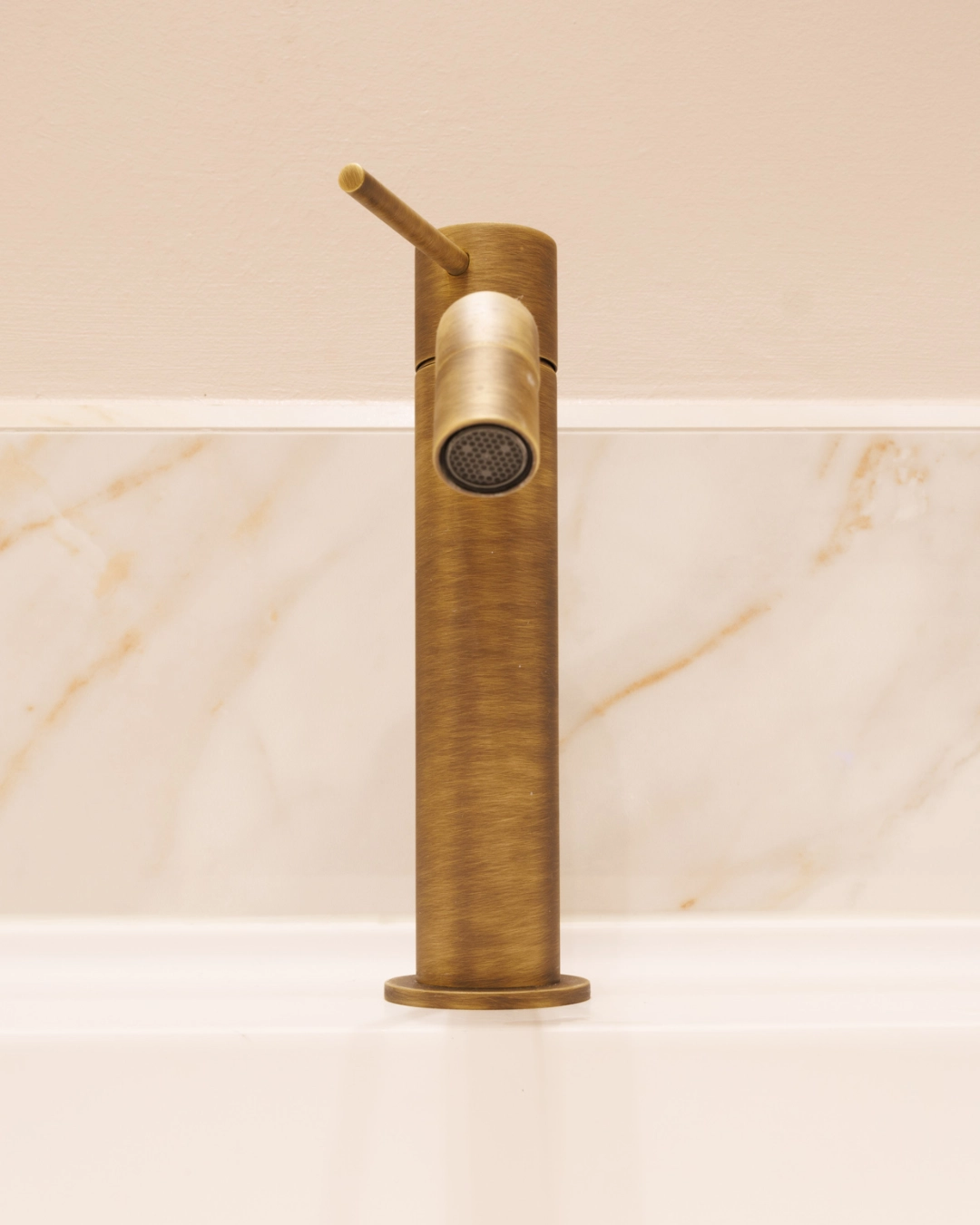 Rubinetto in ottone su marmo — dettaglio bagno