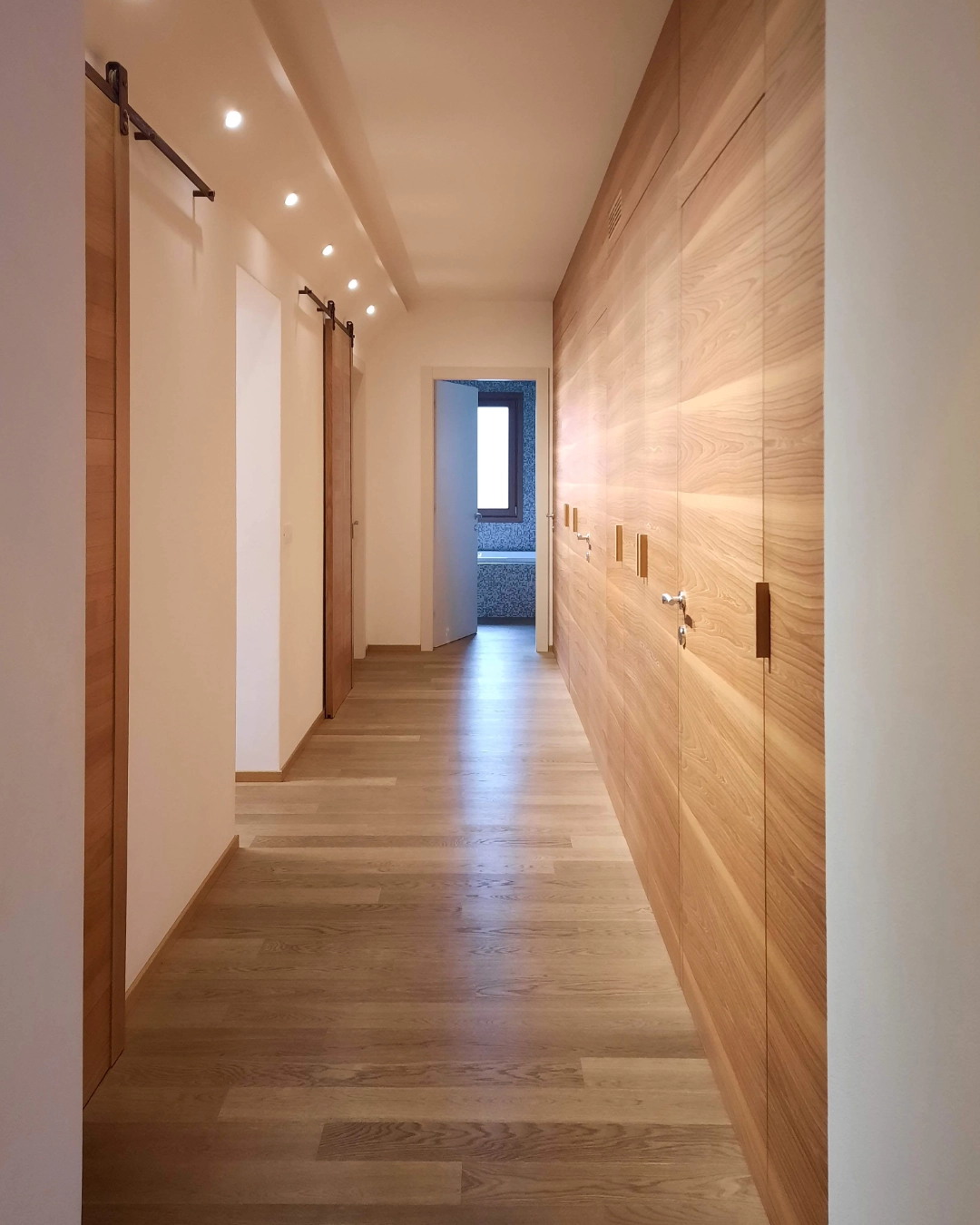 Casa MM — corridoio con boiserie in Olmo