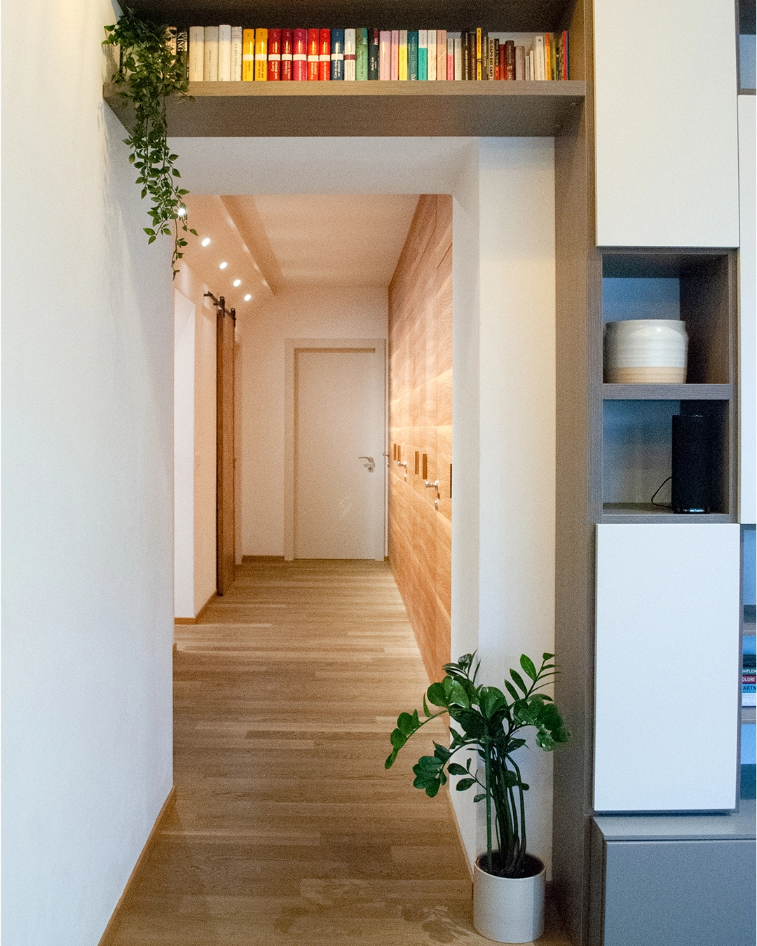 Vista del corridoio dal living — boiserie e porte scorrevoli