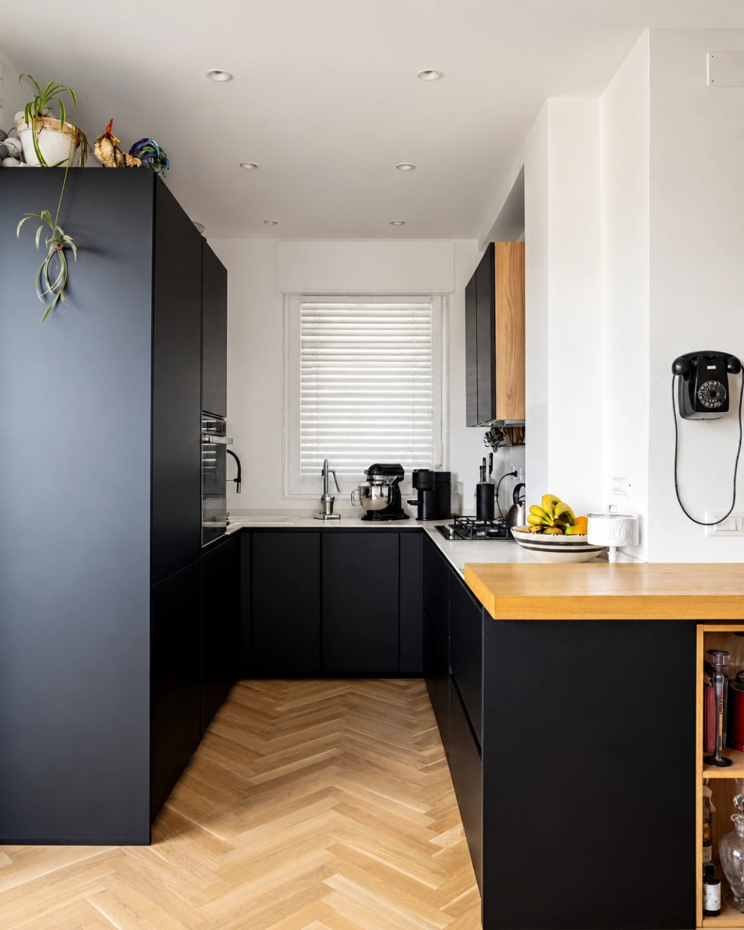 Cucina completamente nera con parquet a spina di pesce