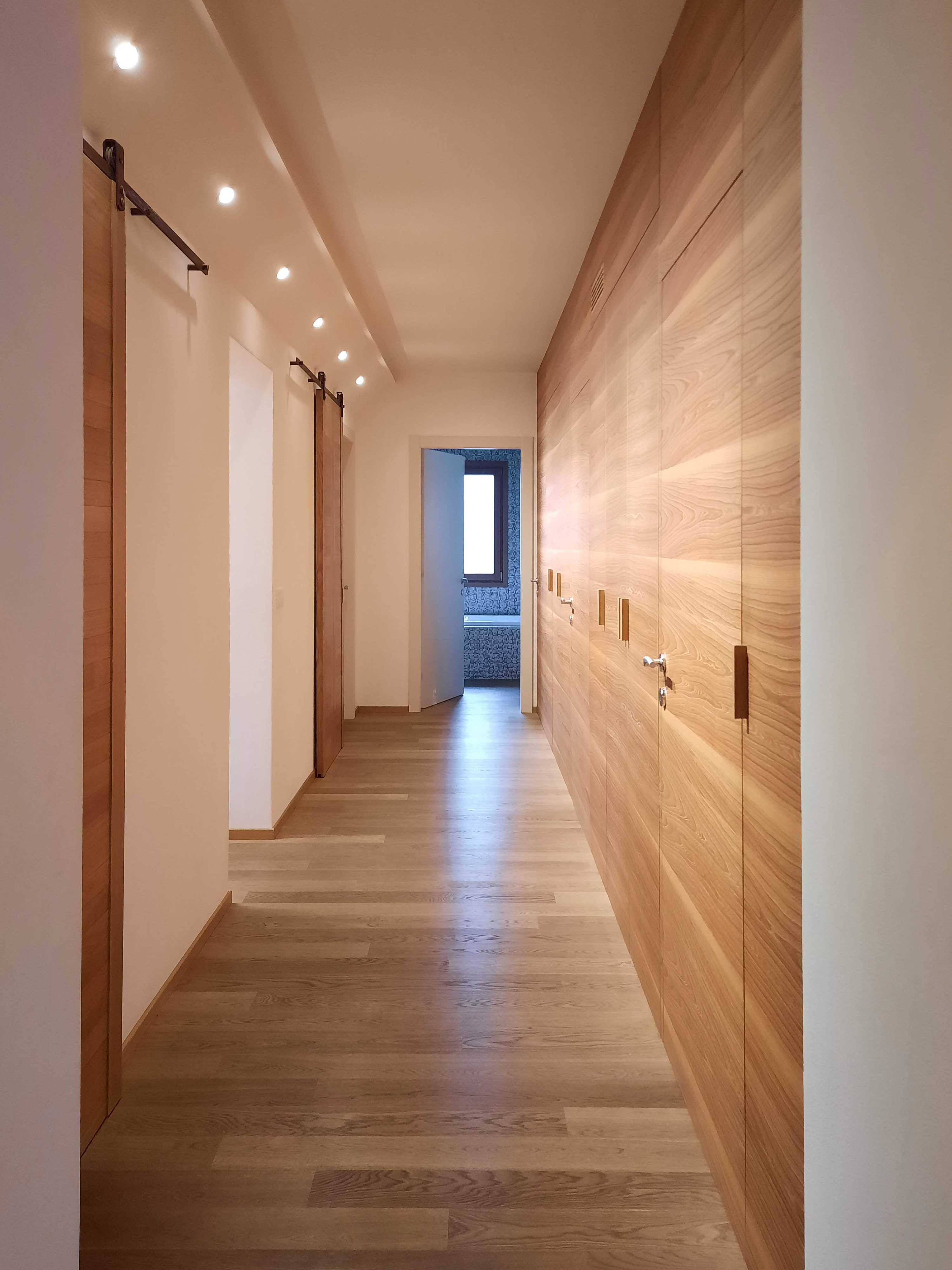 Villa MM — porte scorrevoli realizzate con il parquet recuperato dalla demolizione