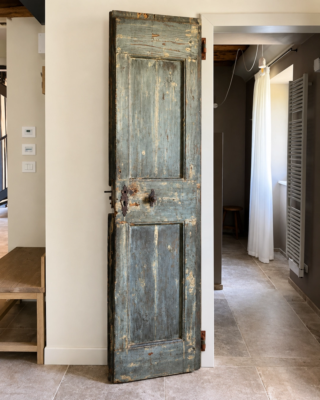 Porta d'epoca azzurra reimpiegata nel borgo