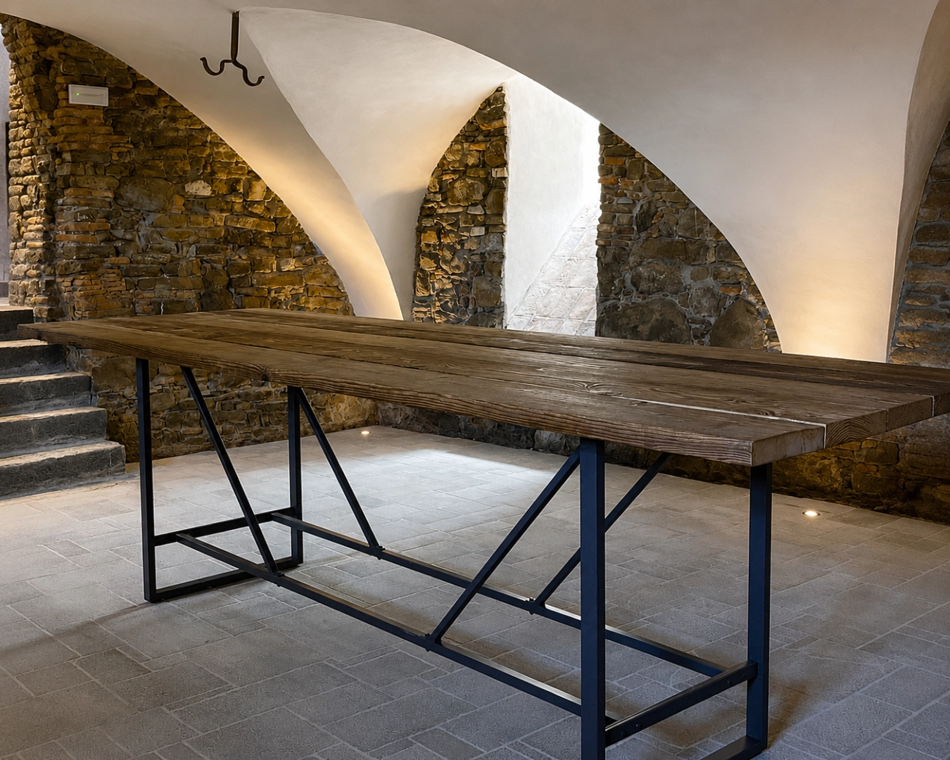 Tavolo da degustazione con tavole da ponteggio recuperate